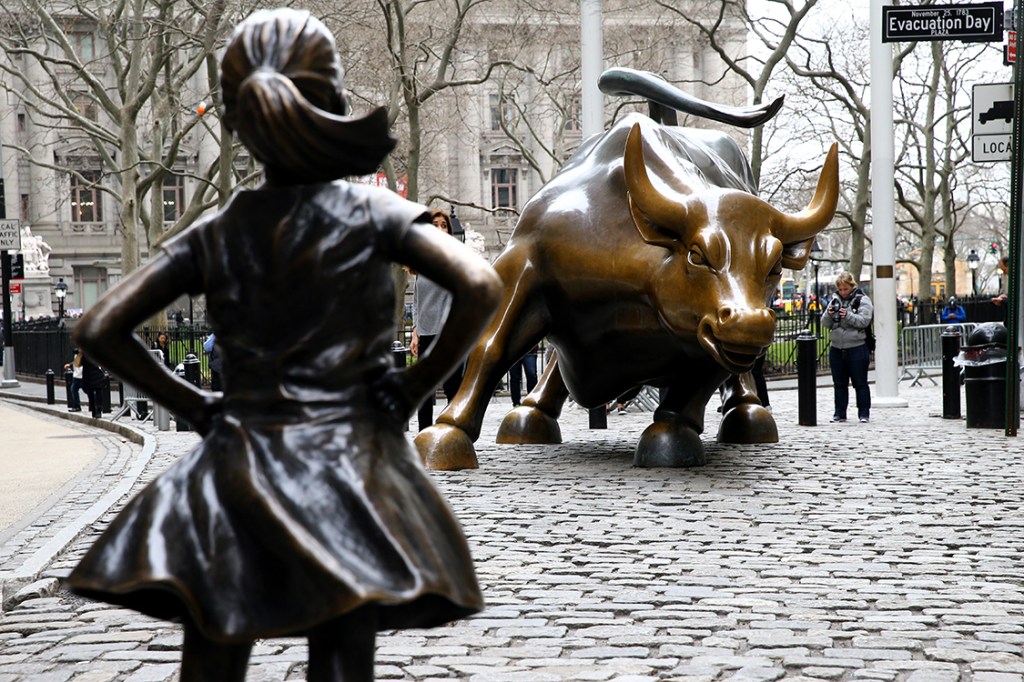 'Fearless Girl' estátua encara touro de Wall Street em Nova York