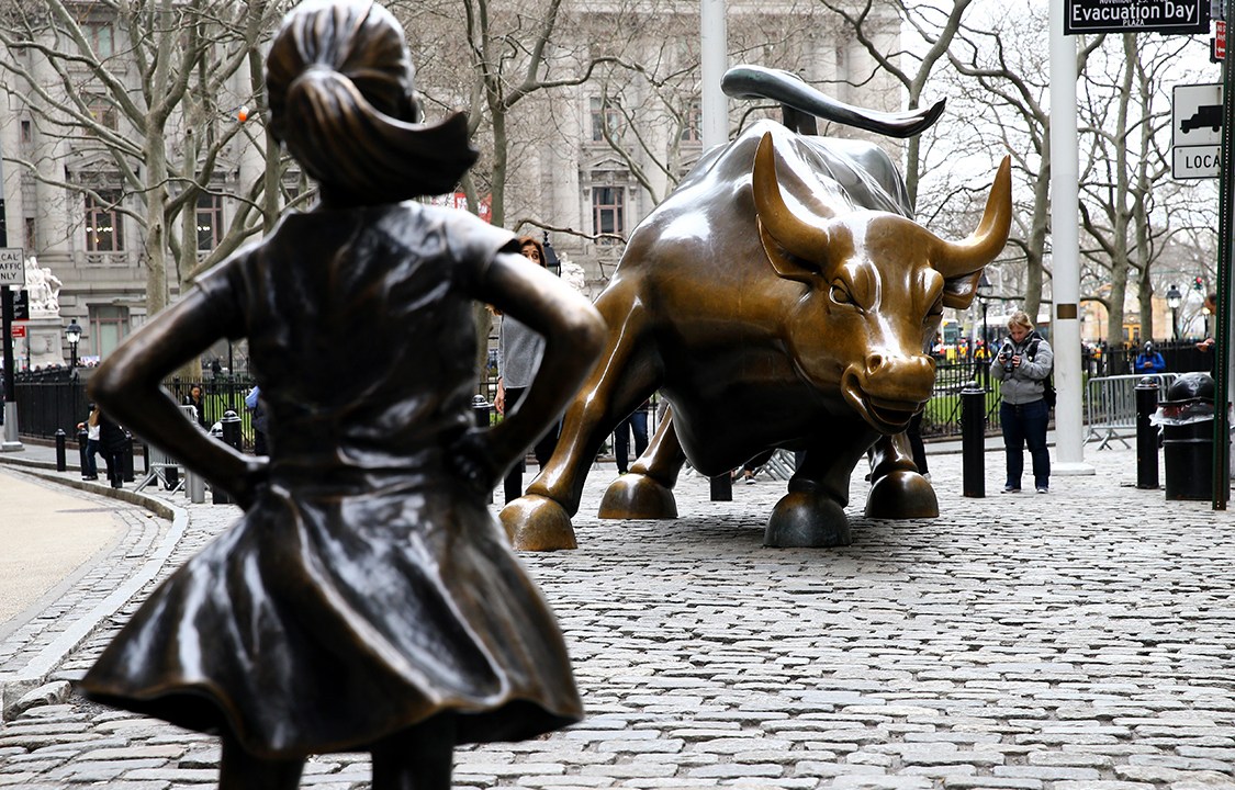 'Fearless Girl' estátua encara touro de Wall Street em Nova York