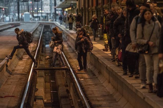 Passageiros cruzam os trilhos na estação ferroviária Gare de Lyon em Paris durante o primeiro dia da greve geral nacional em Paris, na França - 03/04/2018 Passageiros cruzam os trilhos na estação ferroviária Gare de Lyon em Paris durante o primeiro dia da greve geral nacional em Paris, na França - 03/04/2018