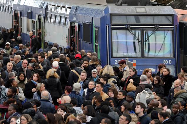 Centenas de passageiros se aglomeram na plataforma da estação Gare de Lyon durante o primeiro dia da greve nacional convocada por trabalhadores em protesto à política de privatizações do presidente Emmanuel Macron - 03/04/2018 Centenas de passageiros se aglomeram na plataforma da estação Gare de Lyon durante o primeiro dia da greve nacional convocada por trabalhadores em protesto à política de privatizações do presidente Emmanuel Macron - 03/04/2018