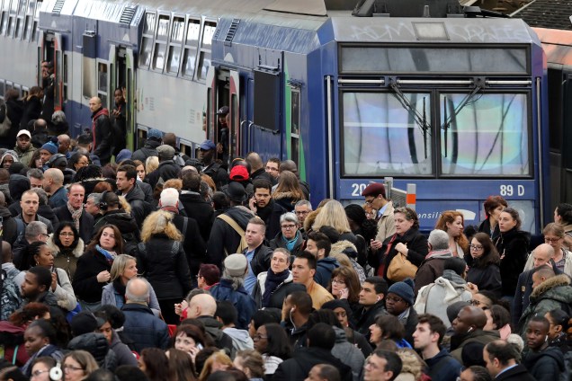 Centenas de passageiros se aglomeram na plataforma da estação Gare de Lyon durante o primeiro dia da greve nacional convocada por trabalhadores em protesto à política de privatizações do presidente Emmanuel Macron - 03/04/2018