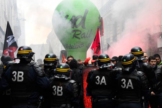 Trabalhadores em greve e estudantes entram em confronto com a polícia durante manifestação dos ferroviários franceses em Paris - 03/04/2018 Trabalhadores em greve e estudantes entram em confronto com a polícia durante manifestação dos ferroviários franceses em Paris - 03/04/2018