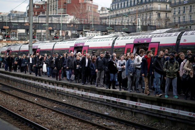 Passageiros caminha sobre a plataforma loada na chegada à estação ferroviária de Saint-Lazare durante uma greve nacional de trabalhadores ferroviários franceses da SNCF em Paris - 03/04/2018