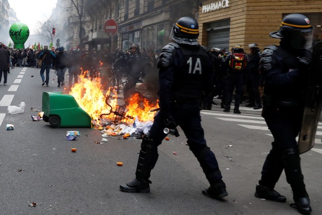 Policiais entram em confronto com estudantes e trabalhadores da companhia ferroviária estatal francesa SNCF em Paris durante manifestação em meio a uma greve nacional - 03/04/2018