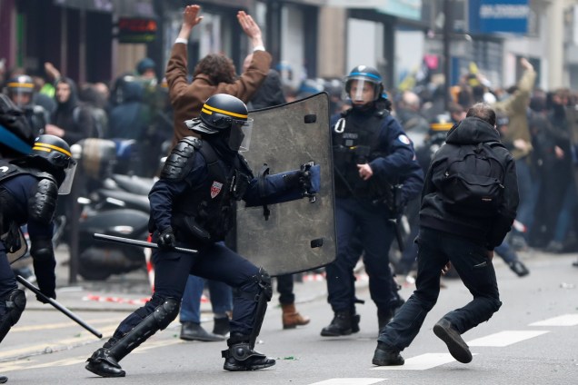 Policiais perseguem um manifestantes durante ato organizado por estudantes e trabalhadores da companhia ferroviária estatal francesa SNCF em Paris como parte de uma greve nacional - 03/04/2018