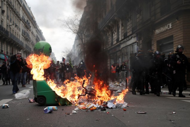 Estudantes e trabalhadores em greve queimam uma lixeira durante confronto com a polícia  durante manifestação em Paris - 03/04/2018