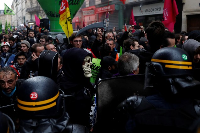 Policiais entram em confronto com trabalhadores e estudantes durante uma manifestação em Paris como parte de uma greve nacional na França - 03/04/2018