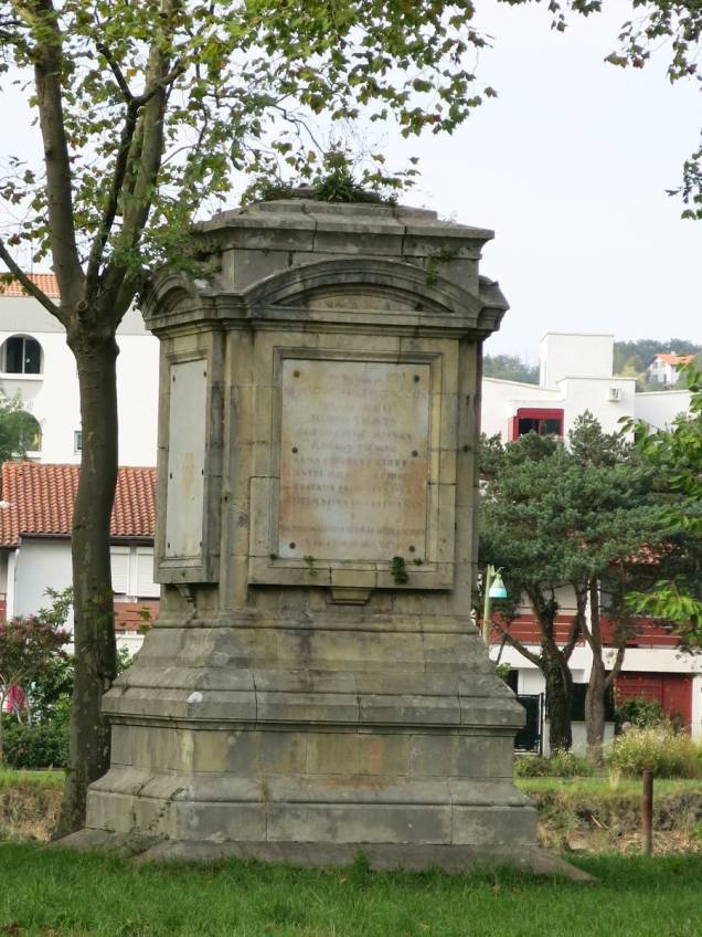 A única edificação da ilha é o monumento "Tratado de Paz dos Pirineus" que homenageia a reconciliação de França e a Espanha no âmbito da guerra franco-espanhola e no qual era reconhecido Filipe IV, da Espanha, como rei de Portugal e da Catalunha A única edificação da ilha é o monumento "Tratado de Paz dos Pirineus" que homenageia a reconciliação de França e a Espanha no âmbito da guerra franco-espanhola e no qual era reconhecido Filipe IV, da Espanha, como rei de Portugal e da Catalunha