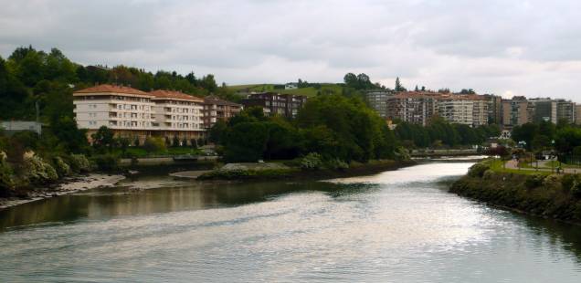 Localizada ao longo do rio Bidaso - fronteira natural entre os dois países - a Ilha dos Faisões possui uma administração compartilhada, em vez de ser território somente francês ou espanhol Localizada ao longo do rio Bidaso - fronteira natural entre os dois países - a Ilha dos Faisões possui uma administração compartilhada, em vez de ser território somente francês ou espanhol