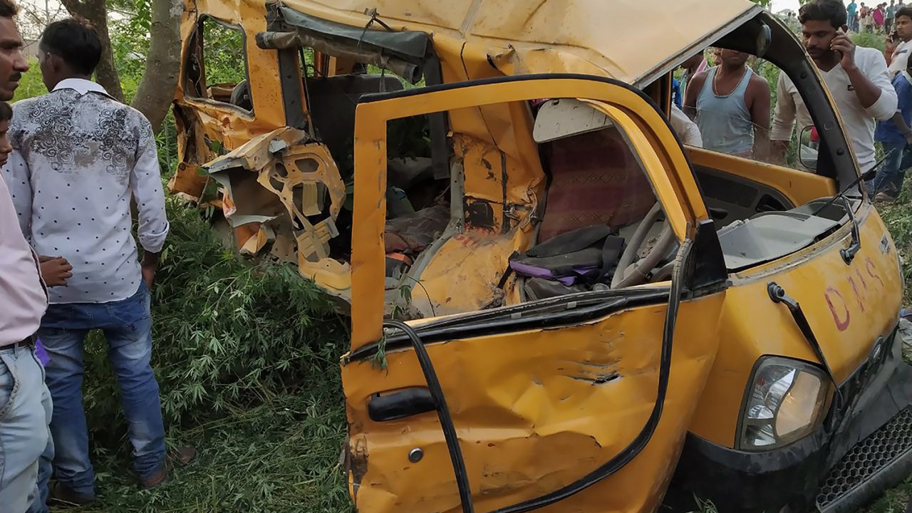 Acidente envolvendo ônibus escolar e trem deixa 13 crianças mortas na Índia