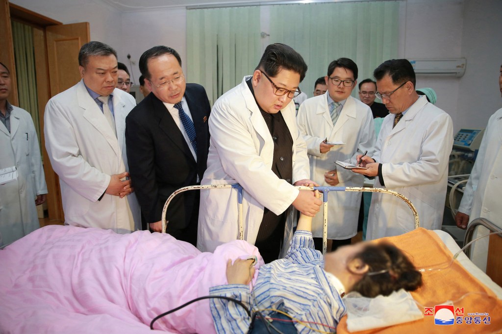 Kim Jong-Un visita sobreviventes do acidente de ônibus