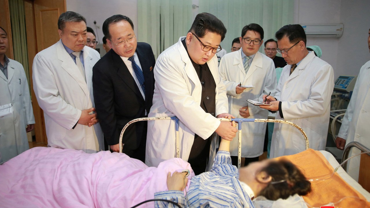 Kim Jong-Un visita sobreviventes do acidente de ônibus