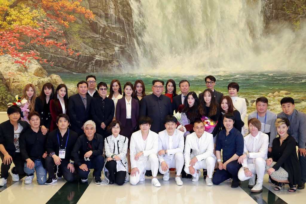 Kim Jong-un posa com cantores de K-pop