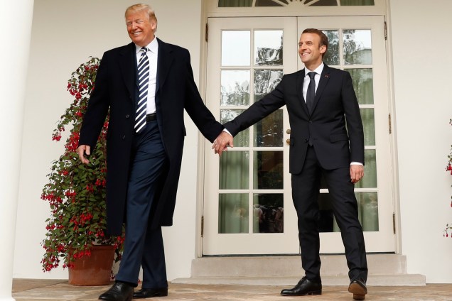 O presidente dos Estados Unidos, Donald Trump e o presidente da França, Emmanuel Macron, saem de mãos dadas após cerimônia oficial de chegada de Macron no gramado sul da Casa Branca - 24/04/2018