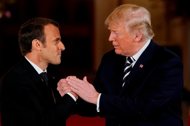 O presidente francês, Emmanuel Macron, cumprimenta o presidente dos Estados Unidos, Donald Trump, no encerramento da coletiva de imprensa conjunta na Sala Leste da Casa Branca, em Washington - 24/04/2018