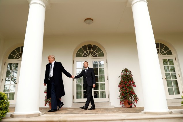 O presidente dos Estados Unidos, Donald Trump e o presidente da França, Emmanuel Macron, saem de mãos dadas após cerimônia oficial de chegada de Macron no gramado sul da Casa Branca - 24/04/2018