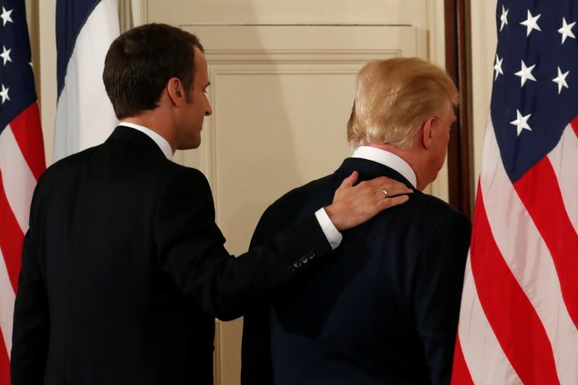 O presidente dos Estados Unidos, Donald Trump, e o presidente da França, Emmanuel Macron, deixam a coletiva de imprensa conjunta na Casa Branca, em Washington - 24/04/2018