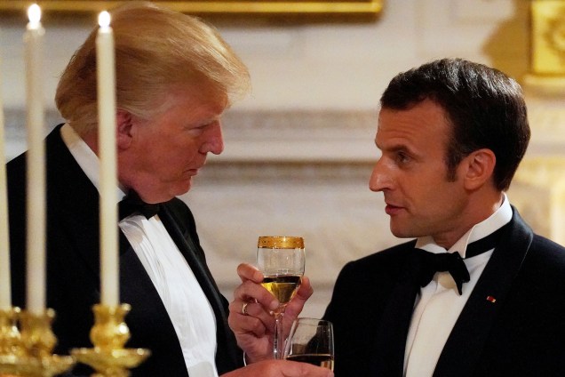 O presidente francês Emmanuel Macron brinda o presidente dos Estados Unidos, Donald Trump, durante um jantar de Estado na Casa Branca, em Washington - 24/04/2018