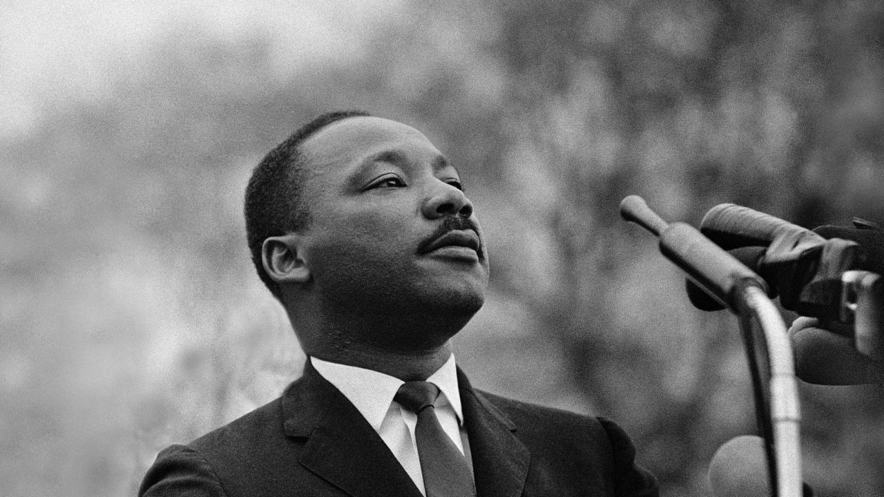 Dr. Martin Luther King Jr. discursando para uma multidão composta por 25.000 pessoas durante marcha em Montgomery, Alabama - 25/03/1965 