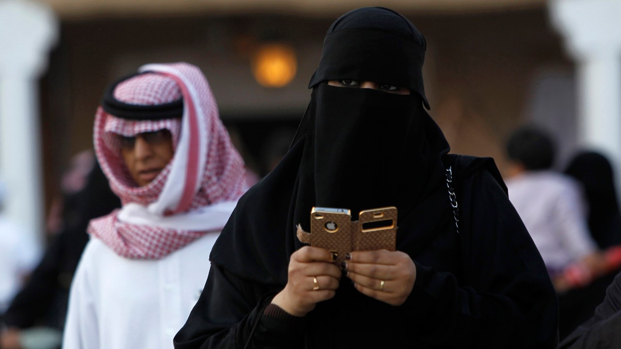 Mulher usa celular em Riad, na Arábia Saudita