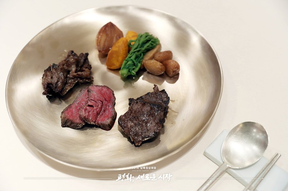 Bulgogi, um típico churrasco sul-coreano. A carne virá diretamente de um rancho na cidade de Seosan, na província de Chungnam, onde o fundador de uma das corporações de maior sucesso da Coréia do Sul, a Hyundai, mantém seus rebanhos de gado. Na década de 1990, o criador da empresa levou centenas de vacas através da zona desmilitarizada para a Coreia do Norte como uma doação para Pyongyang.