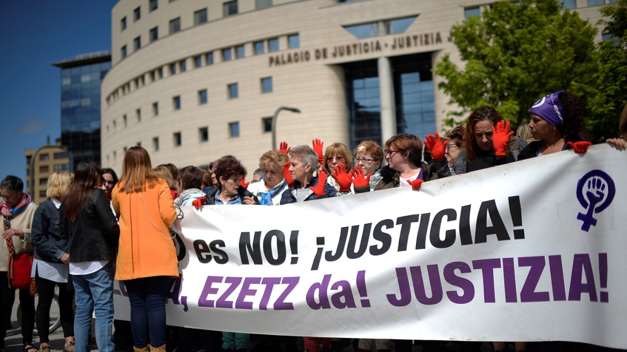 Mulheres protestam em frente a tribunal