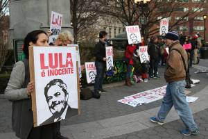 Manifestantes protestam contra a ordem de prisão expedida para o ex-presidente Lula, em Nova York - 06/04/2018