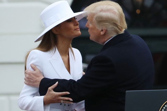 O presidente dos Estados Unidos, Donald Trump, beija a primeira-dama  Melania, durante uma cerimônia de chegada do presidente francês Emmanuel Macron e sua esposa  Brigitte Macron, na Casa Branca em  Washington - 24/04/2018