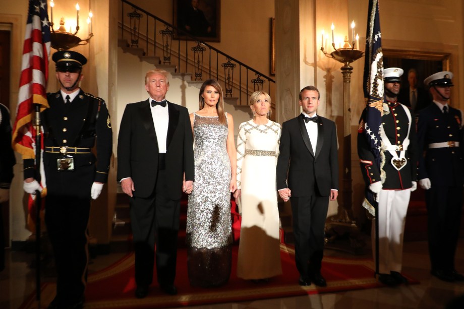 O presidente dos Estados Unidos, Donald Trump e a primeira-dama Melania Trump, se reúnem com o presidente francês Emmanuel Macron e sua esposa Brigitte Macron no início de um jantar na Casa Branca em Washington - 24/04/2018