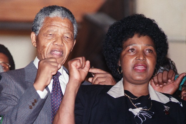 Líder anti-apartheid e membro do Congresso Nacional Africano (ANC) Nelson Mandela, e sua esposa Winnie Madikizela-Mandela, levantam os punhos após a libertação de Mandela da prisão de Victor Verster em Paar - 11/02/1990