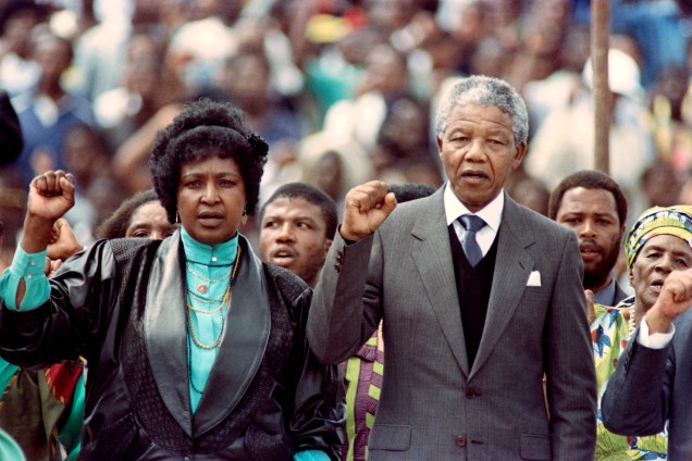 Winnie Madikizela Mandela e seu marido Nelson Mandela, são vistos durante um comício assistido por mais de 100.000 pessoas para celebrar a libertação de Mandela da prisão - 13/02/1990
