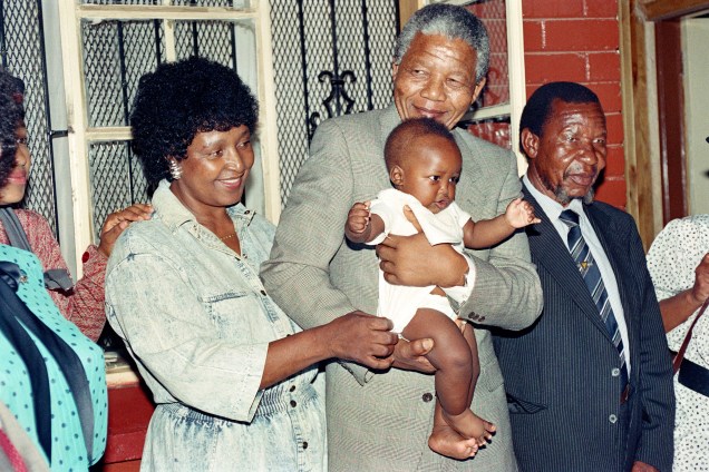 Líder anti-apartheid e membro do Congresso Nacional Africano (ANC) Nelson Mandela, e sua esposa Winnie Madikizela-Mandela, brincam com o neto Bambata em sua casa em Soweto, África do Sul - 21/02/1990