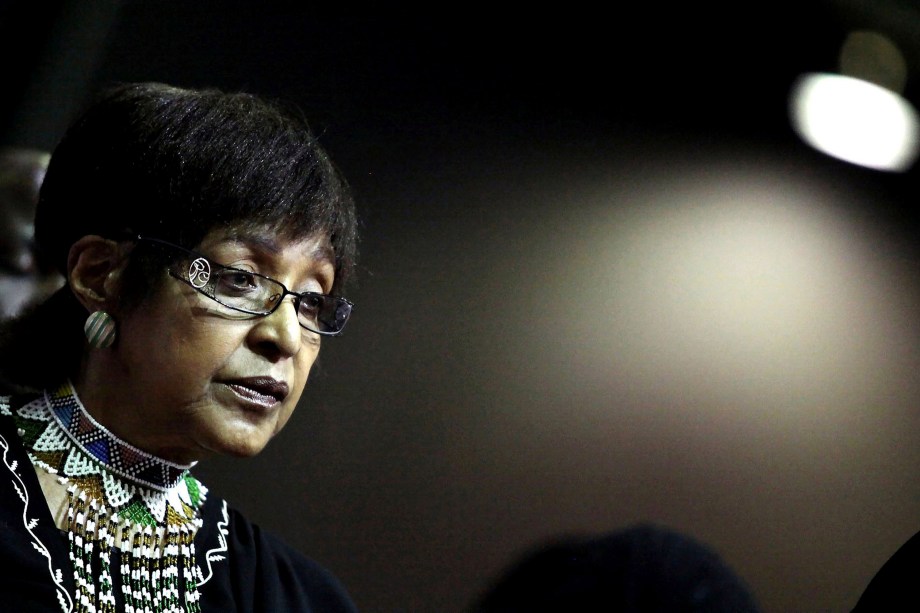 Winnie Madikizela Mandela, ex-mulher do ex-presidente sul-africano Nelson Mandela, é vista durante o funeral de Fatima Meer, ativista anti-apartheid e ativista dos direitos da mulher no Centro de Exposições de Durban - 13/03/2010