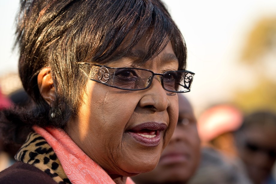 Winnie Madikizela Mandela, militante e ativista contra o apartheid durante entrevista à imprensa fora de sua casa em Soweto, na África do Sul - 28/06/2013