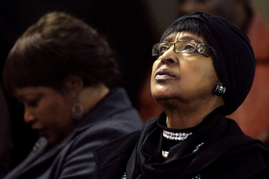 Winnie Madikizela Mandela e sua filha Zindzi, participam de um culto de oração para o doente Nelson Mandela, em uma igreja em Joanesburgo, África do Sul - 05/07/2013