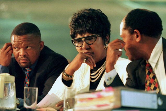 Winnie Madikizela Mandela e membros de sua equipe jurídica, ouvem o depoimento de uma das testemunhas em uma audiência pública especial da Comissão de Verdade e Reconciliação da África do Sul, em Joanesburgo - 01/12/1997