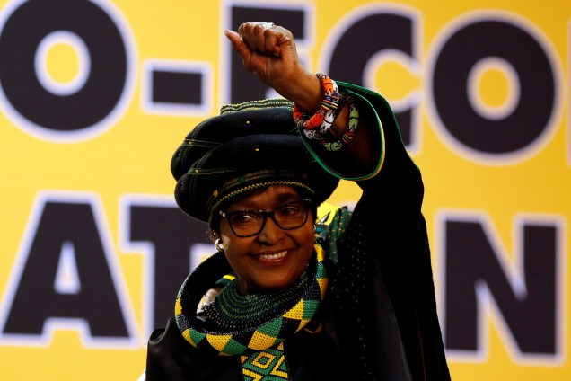 Winnie Madikizela Mandela, ex-esposa do ex-presidente sul-africano Nelson Mandela, gesticula para apoiadores na 54ª Conferência Nacional do Congresso Nacional Africano (ANC) no Centro de Exposições Nasrec, em Joanesburgo, África do Sul - 16/12/2017
