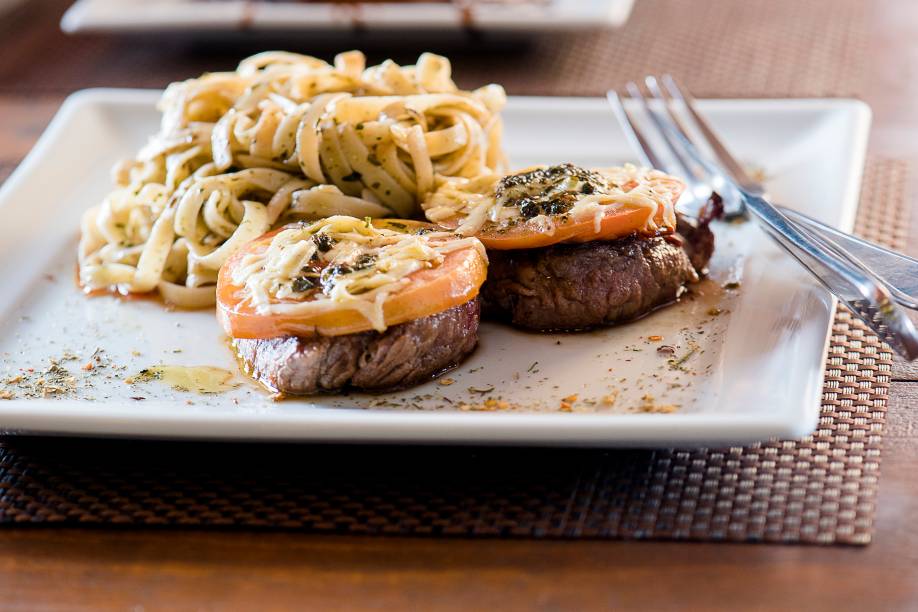 Prato principal: filé de capresi com fettuccine ao pesto