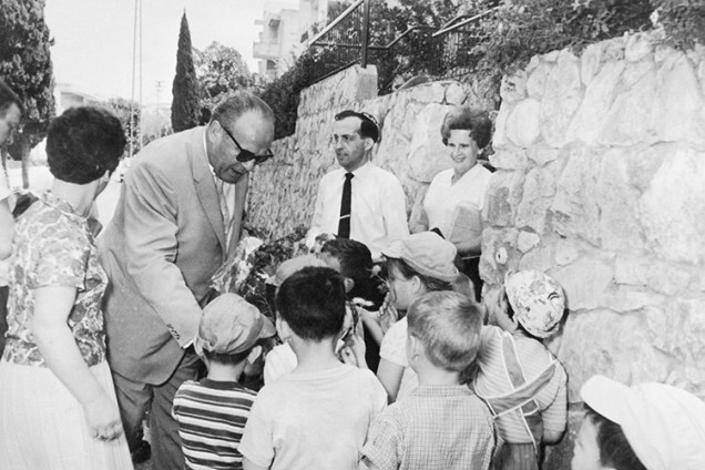 Oskar Schindler interage com crianças Israelenses