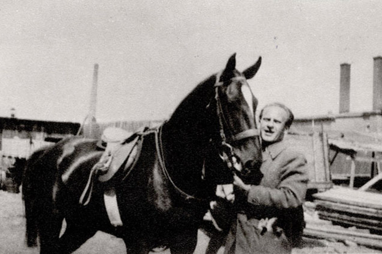 Oskar Schindler com seu cavalo, Polônia - 1942 Oskar Schindler com seu cavalo, Polônia - 1942