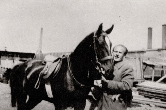Oskar Schindler com seu cavalo, Polônia - 1942