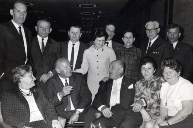 Oskar Schindler com sobreviventes do Holocausto durante visita à Israel