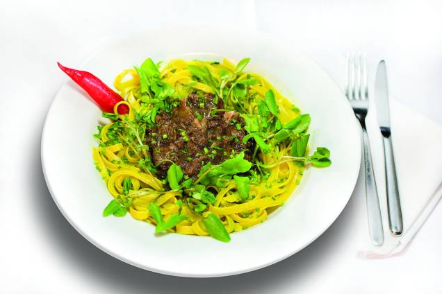 Principal: Tagliatelle ao ragú de rabada <i>(massa puxada na manteiga e azeite com salsinha fresca sob pedaços grosseiros do cozido da rabada e agrião fresco)</i><b> </b> Principal: Tagliatelle ao ragú de rabada <i>(massa puxada na manteiga e azeite com salsinha fresca sob pedaços grosseiros do cozido da rabada e agrião fresco)</i><b> </b>