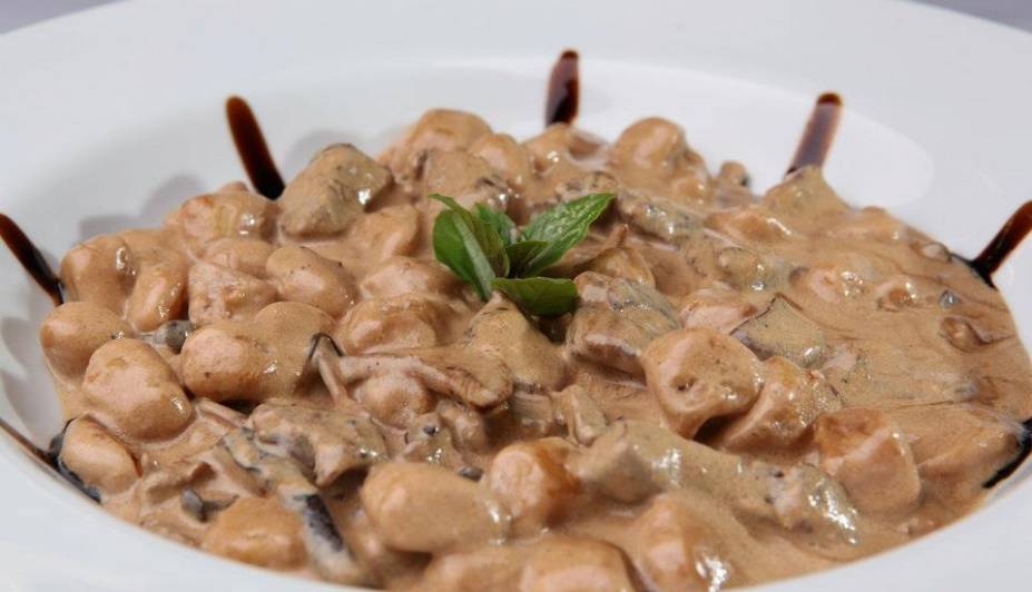 Prato Principal: Gnocchi di pane con padellata di funghi trifolati (nhoque de pão em molho branco cremoso clássico da Itália, que leva panelada mista de cogumelos, típica da região do Piemonte, e cubos de filé)
