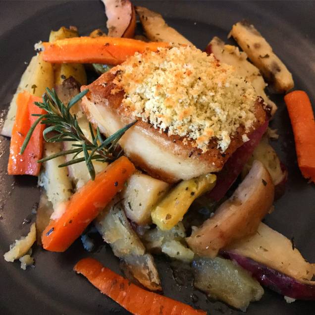 Prato principal - Opção 2: pintado com crosta de pistache e legumes assados Prato principal - Opção 2: pintado com crosta de pistache e legumes assados
