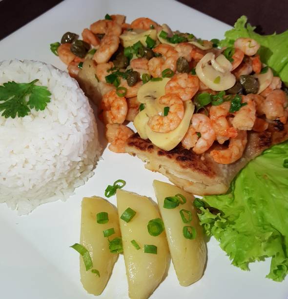 Prato principal: Filé de pintado grelhado coberto de alcaparras, camarão, champignon e batata sautée, acompanhado de arroz branco