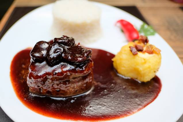 Filé grelhado, coberto com molho de vinho tinto creme de leite e ameixa, acompanhado de batata gratinada e arroz branco. Filé grelhado, coberto com molho de vinho tinto creme de leite e ameixa, acompanhado de batata gratinada e arroz branco.