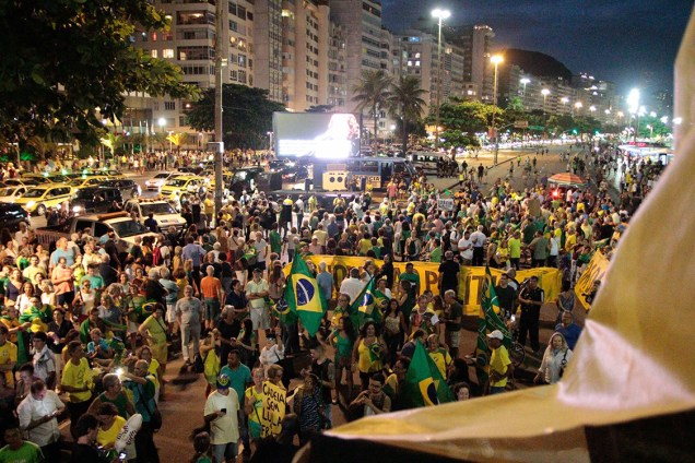 Manifestantes protestam a favor da prisão do ex-presidente Lula na praia de Copacabana, no Rio
