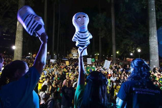 Manifestantes protestam contra o ex-presidente Lula na Praça da Liberdade, centro de Belo Horizonte, na noite desta Terça feira (03)