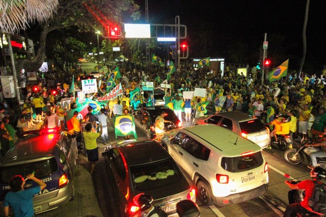 Manifestantes mostram faixas em protesto contra o ex-presidente Lula, na Avenida Boa Viagem em Recife